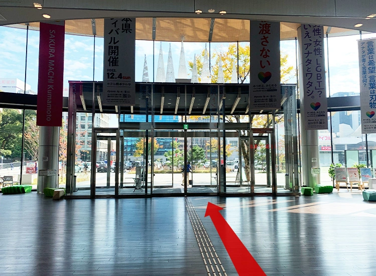 「SAKURAMACHI KUMAMOTO（サクラマチ クマモト）」1階の正面出入口から外に出ます。