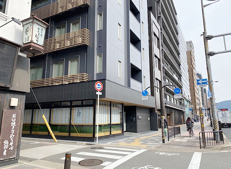 1階エントランスを入るとすぐフロントがございます。