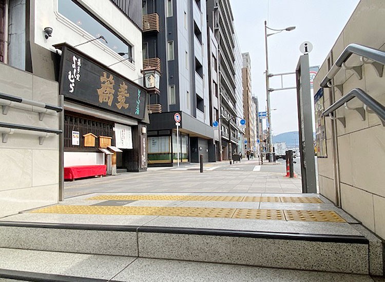 지상으로 올라가 그대로 직진하면 왼쪽에 소바(메밀국수) 가게 간판이 보입니다.
