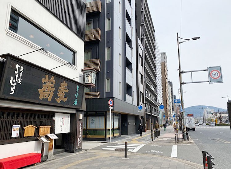 荞麦面屋的小路对面的建筑就是本酒店。