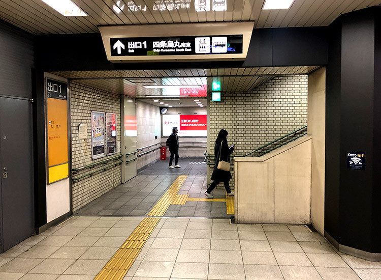 1號出口前方有樓梯(後側有電梯)。