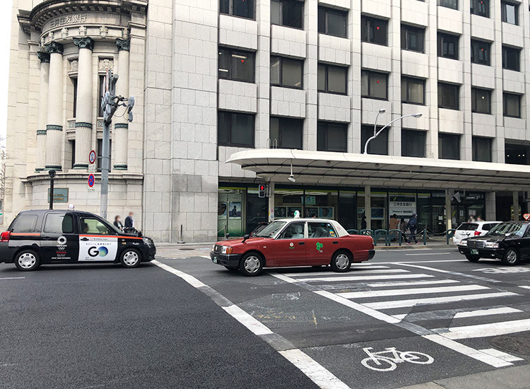 看見大型十字路口後過馬路右轉直走(對面是三井住友銀行)。